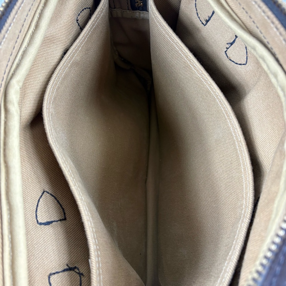 Filson Original Twill Briefcase
Discreet tag/ inside flap - Picture 7 of 14